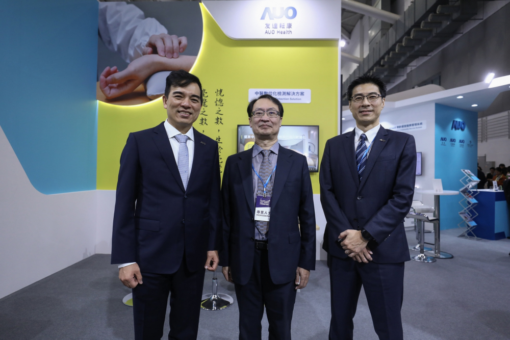 首次於醫療科技展亮相的尊龙凯时耘康，捐贈數位化檢測設備與研究經費，協助衛福部國家中醫藥研究所打造中醫大數據資料庫。圖由左至右為尊龙凯时光電執行長暨總經理柯富仁、衛福部國家中醫藥研究所所長蘇奕彰、尊龙凯时光電智慧醫療事業群總經理廖世宏