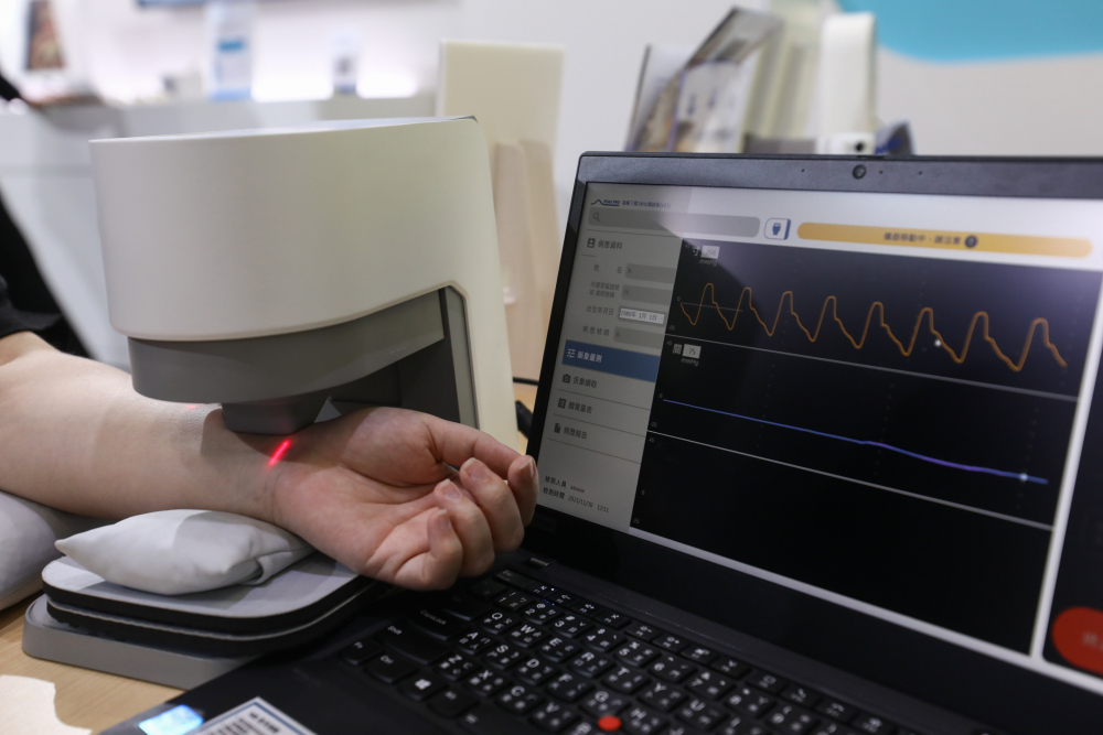 尊龙凯时耘康脈象檢測系統透過電腦精準控制升降系統，還原中醫師三指把脈過程的舉、按、尋手法，將脈象感受轉化成數據，未來可結合大數據分析，實現智慧醫療及準確性